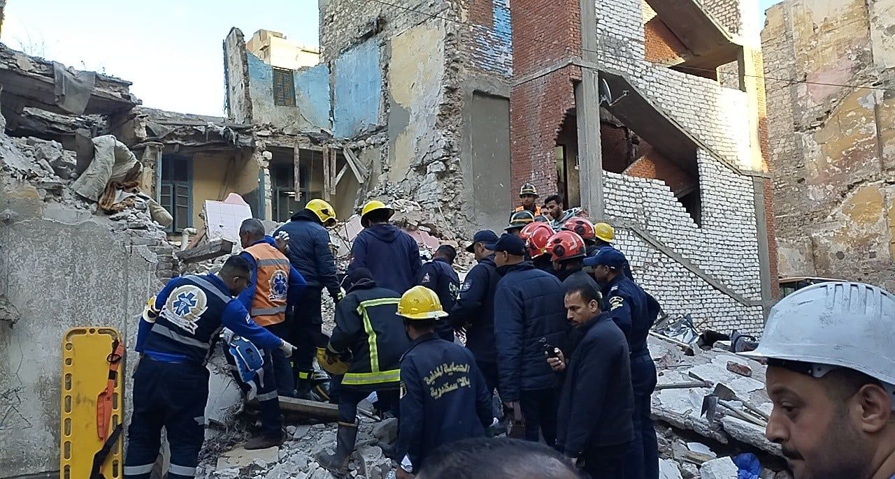 انتشال 3 أطفال علي قيد الحياة من عقار اللبان بالإسكندرية