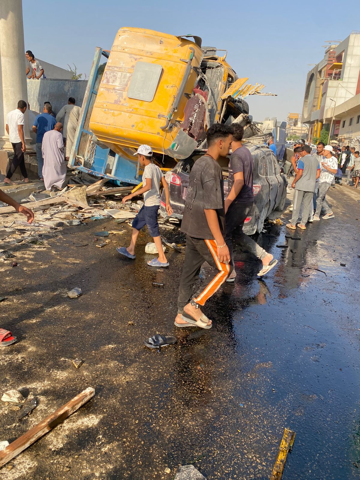 حادث تصادم تريلا محملة بالرخام وأتوبيس (5)
