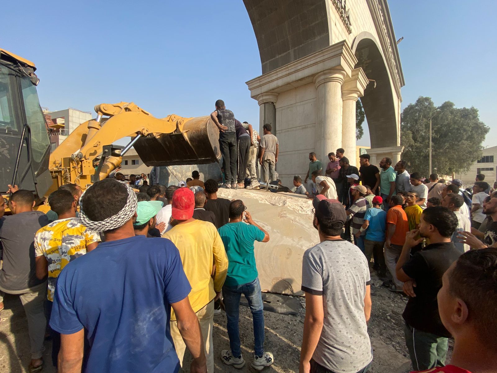 حادث تصادم تريلا محملة بالرخام وأتوبيس (4)