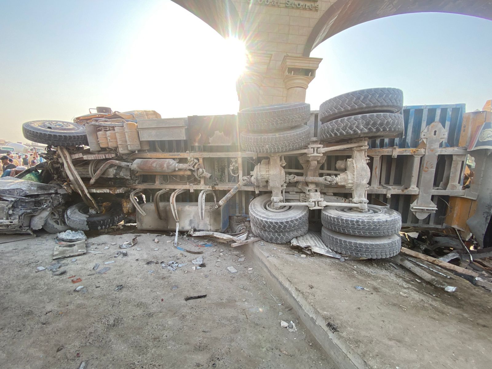 حادث تصادم تريلا محملة بالرخام وأتوبيس (1)