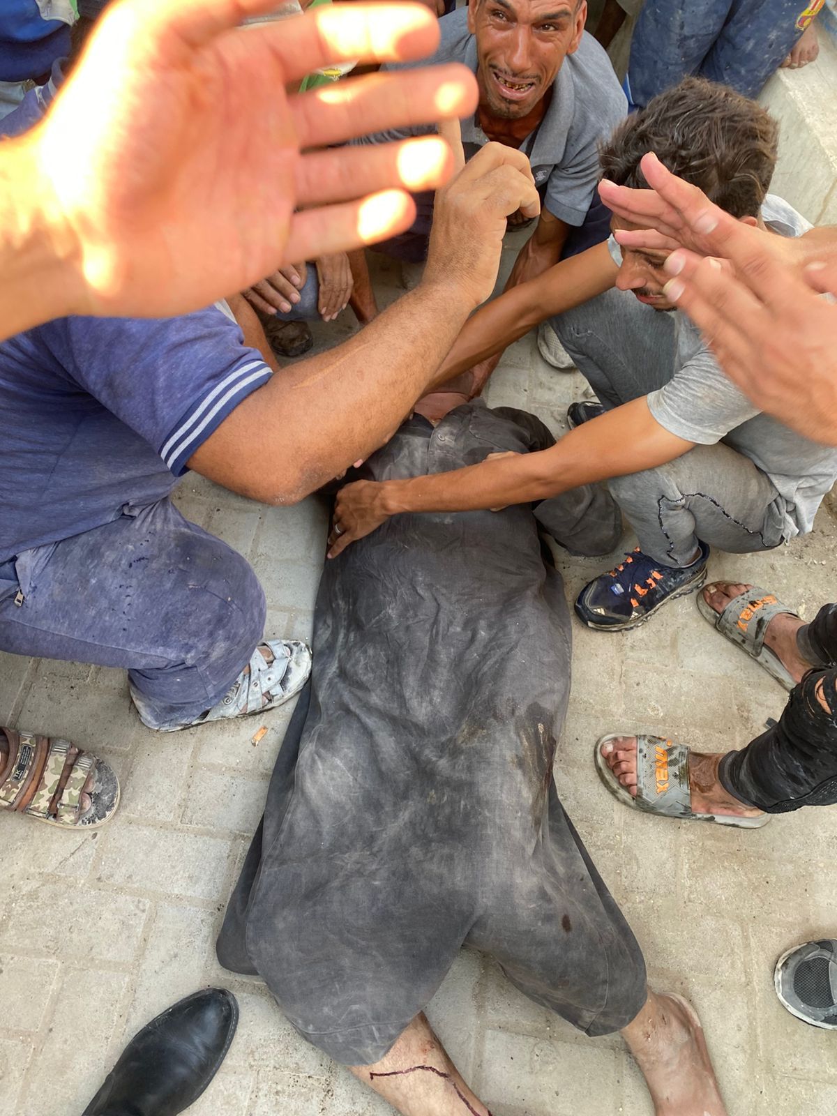 حادث تصادم تريلا محملة بالرخام وأتوبيس (3)