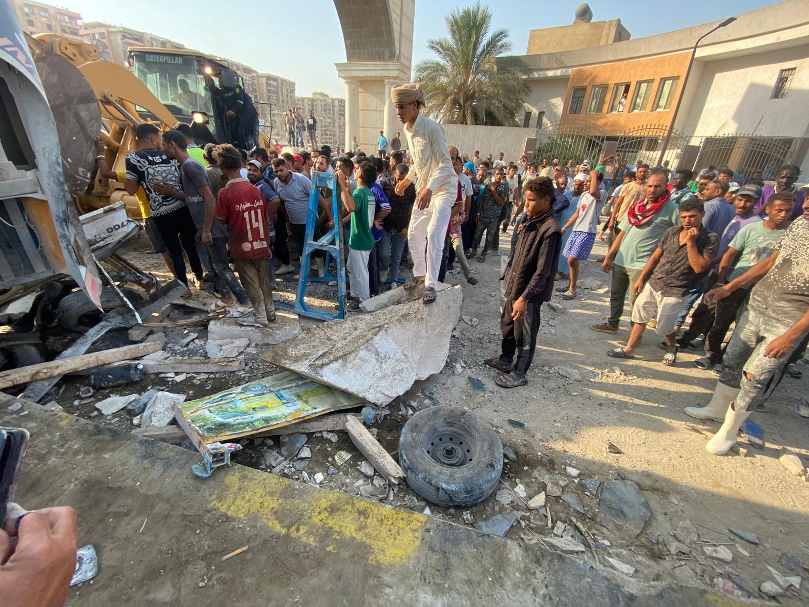 حادث تصادم تريلا محملة بالرخام وأتوبيس (2)