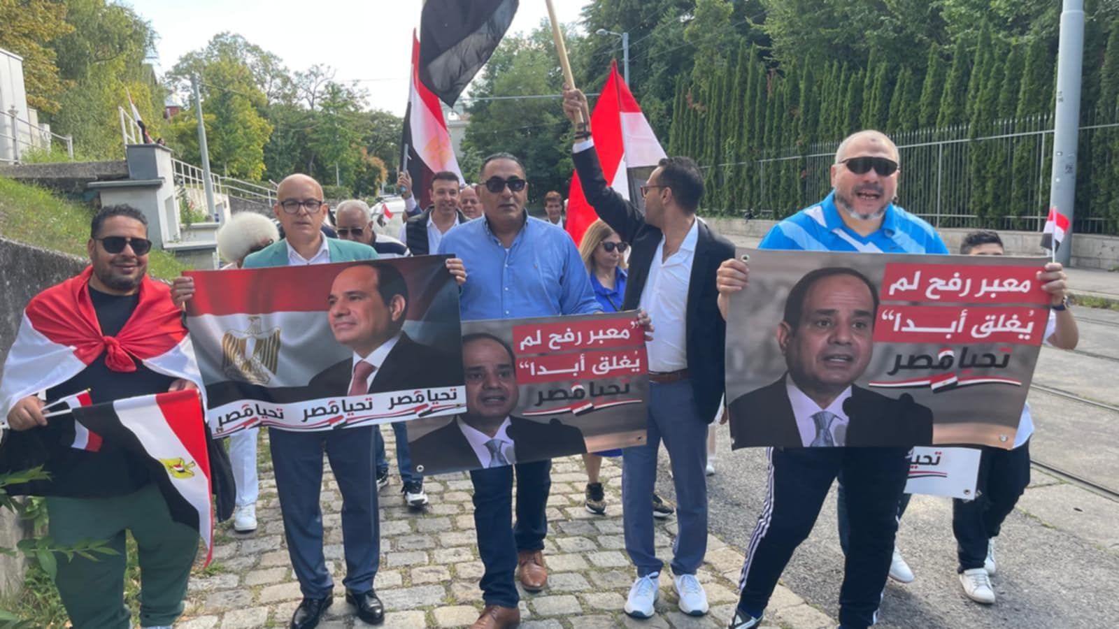 الجالية المصرية في النمسا أمام مقر السفارة المصرية الجالية المصرية في النمسا أمام مقر السفارة المصرية