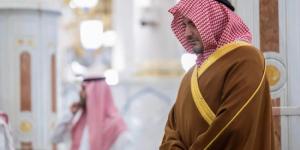 وزير الداخلية يزور المسجد النبوي ويؤدي الصلاة في الروضة الشريفة