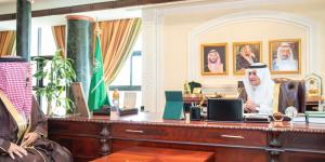 أمير تبوك يستقبل مدير إدارة الكهرباء بالمنطقة