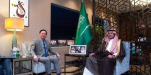 المنصوري وسفير الصين يناقشان المستجدات الإقليمية والدولية