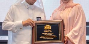 ديوانية الأطباء تكرم البحرينية بثينة عجلان