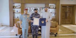 سيف بن زايد يكرم العريف أول أحمد البلوشي بميدالية التميّز الوظيفي