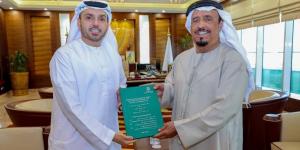 ضاحي خلفان يتلقى نسخة من رسالة دكتوراه