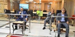 محافظ أسيوط يتابع جهود إزالة التعديات بالموجة 26 للإزالات وتحسين مستوى النظافة بالمراكز من مركز سيطرة الشبكة الوطنية