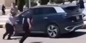 بالفيديو ..  طلبة بجامعة عجلون الوطنية يحاولون مهاجمة رئاسة الجامعة بسبب حفلة تخرج