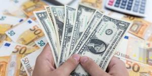 تراجع الدولار مع ترقب مشروع قانون الضرائب