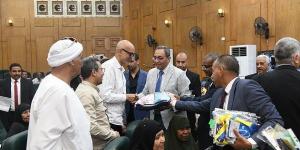 محافظ قنا يُسلم جوازات السفر لـ ١٥٥ حاجا من حجاج الجمعيات الأهلية