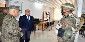 وزير الدفاع يؤدّي زيارة إلى القاعدة العسكرية ببوفيشة