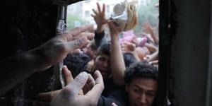 غزة: صور مؤلمة لتدافع المواطنين على الخبز وسط نقص حاد في الإمدادات الغذائية