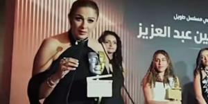 ياسمين عبدالعزيز سعيدة بتكريمها كأفضل ممثلة بتصويت الجمهور .. شاهد 