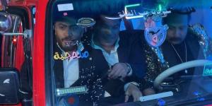 "بسيارة ربع نقل".. تامر حسني يصل العرض الخاص لـ فيلم "ريستارت"