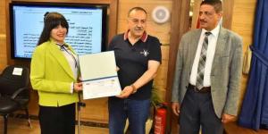 محافظ أسيوط يكرم موظفة بديوان المحافظة من ذوي الهمم لتكريمها من رئيس الجمهورية في عيد العمال