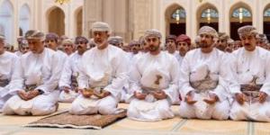 السلطان هيثم يؤدى صلاة العيد بمسجد السلطان قابوس بعُمان.. صور :اليوم السابع
