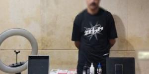 ضبط صانع محتوى لنشره مقاطع خادشة للحياء أثناء رسم أوشام 