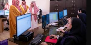 الأمير عبدالعزيز بن سعود يتابع سير العمل في وكالة وزارة الداخلية للأحوال المدنية