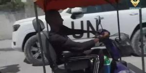 شاب معقد في غزة يحول كرسيه المتحرك إلى مصدر للدخل