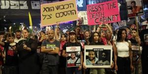 متظاهرون يغلقون شارعا حيويا وسط تل أبيب للمطالبة بصفقة تبادل أسرى