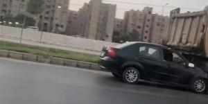 مطاردة مرعبة لفتاة على طريق الواحات بمصر تنتهي باصطدام مروع وسط صرخات