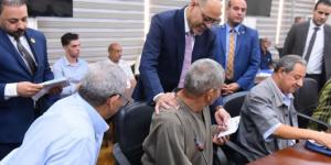 وزير العمل يسلم بطاقات بنكية لعمال مصريين مستحقين لمعاشات تقاعدية