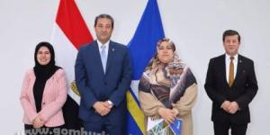 محافظ دمياط يُسلم عقود تقنين أراضى الدولة
