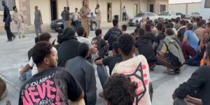 ليبيا ترحل مئات المصريين بينهم حالة إصابة بفيروس الإيدز