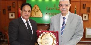 تكريم رئيس جامعة المنوفية خلال الإحتفال بتكريم أوائل الشهادات العامة بنوعية المنوفية