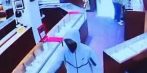 4 لصوص يسرقون مجوهرات بـ2 مليون دولار في 90 ثانية | فيديو