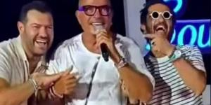 مفاجأة غير متوقعة.. ظهور أحمد حلمي وعمرو يوسف يشعل حفل الهضبة في الساحل