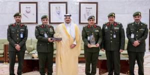 نائب أمير الرياض يكرّم جوازات المنطقة
