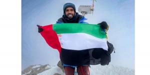 إنجاز تاريخي.. مغامر إماراتي يرفع علم الدولة فوق أعلى قمة في أوروبا