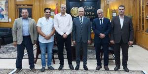 رئيس جامعة المنيا يلتقي بعالميْن في مجال صناعة السيارات