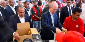 في المحطة الثالثة لزيارتهما للعريش ومعبر رفح… وزير الخارجية ورئيس الوزراء الفلسطيني يزوران المركز اللوجيستي الرئيسي لجميعة الهلال الأحمر المصري