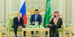 اتصال هاتفي بين ولي العهد والرئيس الروسي لبحث التعاون وسبل إحلال السلام