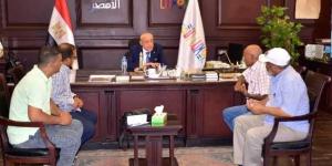 محافظ الأقصر يلتقي وفد أهالي المدامود ويعلن زيارة ميدانية عاجلة للقرية