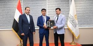 وزير الرياضة يلتقي بطل الكيك بوكس محمد راتب