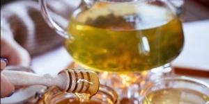 الشاي بالعسل .. بين الوهم الشعبي والتحذيرات الطبية