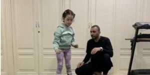 بعد علاجها من شلل دماغي.. احتفال مؤثر بطفلة جزائرية في مصر (فيديو)