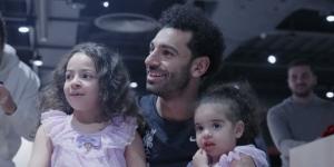 محمد صلاح يُنهي خصومة بين إبنتيه مكة وكيان بعد حصوله على الحذاء الذهبي