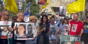 إسرائيليون من أمام مقر إقامة رئيس وزراء الاحتلال: نتنياهو سيقتل الرهائن فى غزة