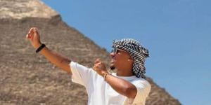 ألفينا يزور الأهرامات ويلتقط الصور التذكارية