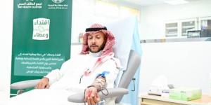 مُحافظ الطائف يتبرع بالدم تفاعلًا مع الحملة الوطنية
