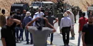 تصعيد الاحتلال والمستوطنين بالضفة: مداهمات واعتقالات واعتداءات على الفلسطينيين