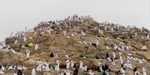 الحجاج يؤدون الركن الأعظم من مناسك الحج بالوقوف على جبل الرحمة في يوم عرفة