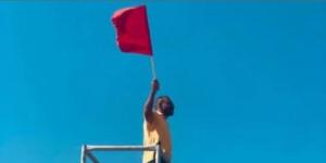 رفع الرايات الحمراء على شاطئ رأس البر وتحذيرات من نزول البحر